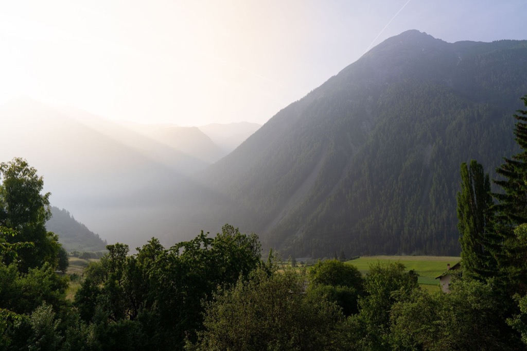 Blick über das Tal des Unterengadins im sommerlichen Dunst, hoch über Ramosch