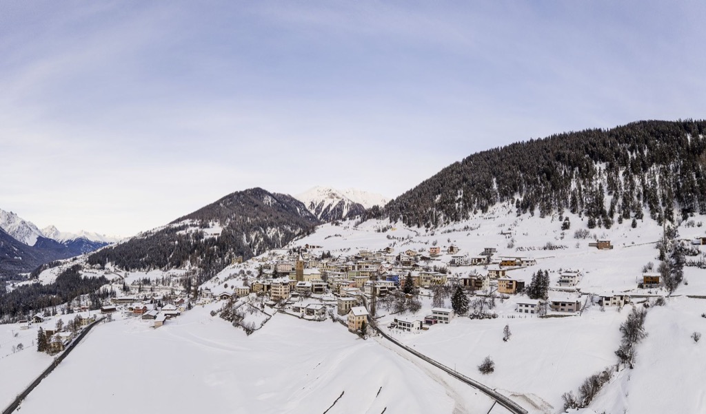 Ramosch unter Schnee, aus der Luft über das Tal gesehen