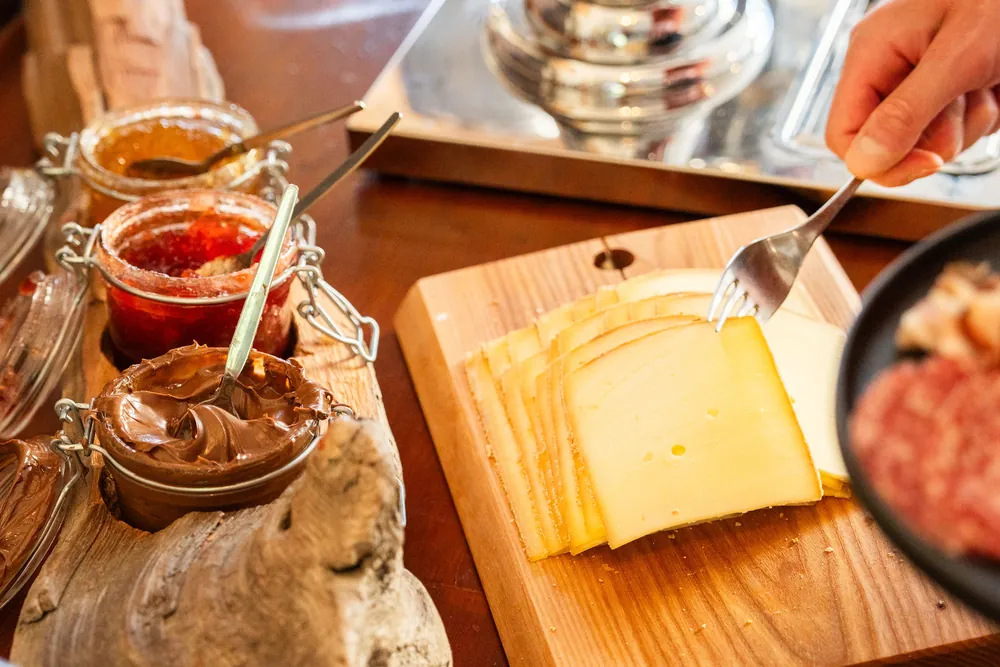 Jam, chocoladepasta en kaas op het ontbijtbuffet.