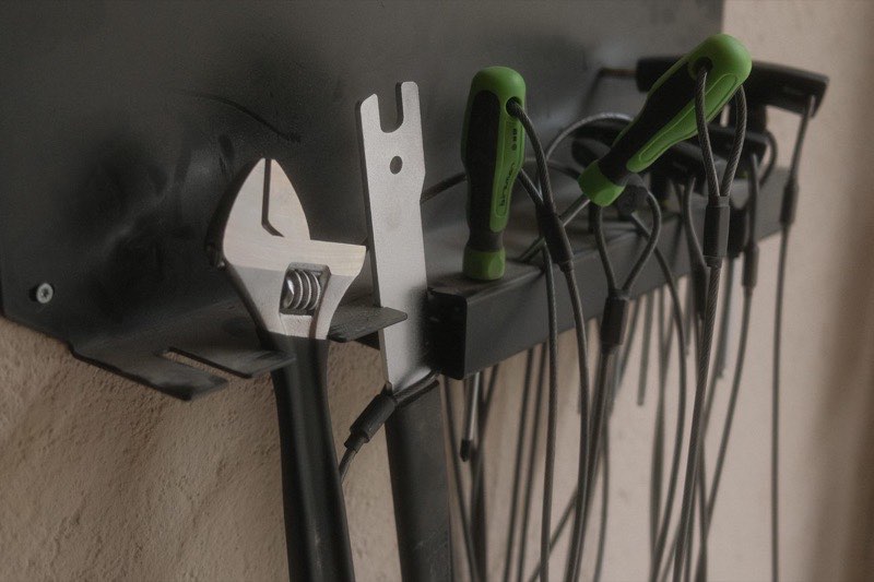De gereedschapswand van de sleutelplaats, met het gereedschap op zijn plek aan de muur.
