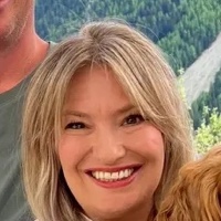 Ilona auf der Terrasse mit Blick auf die Berge.