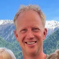 John auf der Terrasse mit Blick auf die Berge.
