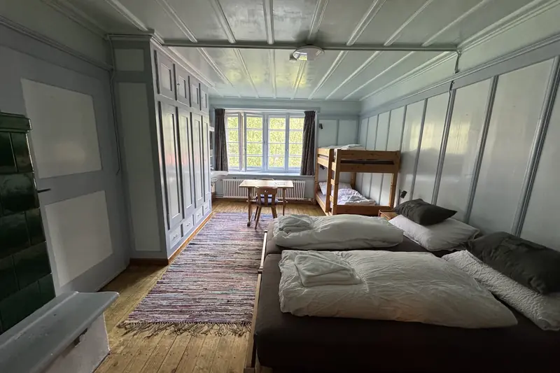 Bäckerstube: a cosy family room with two beds and a bunk bed.