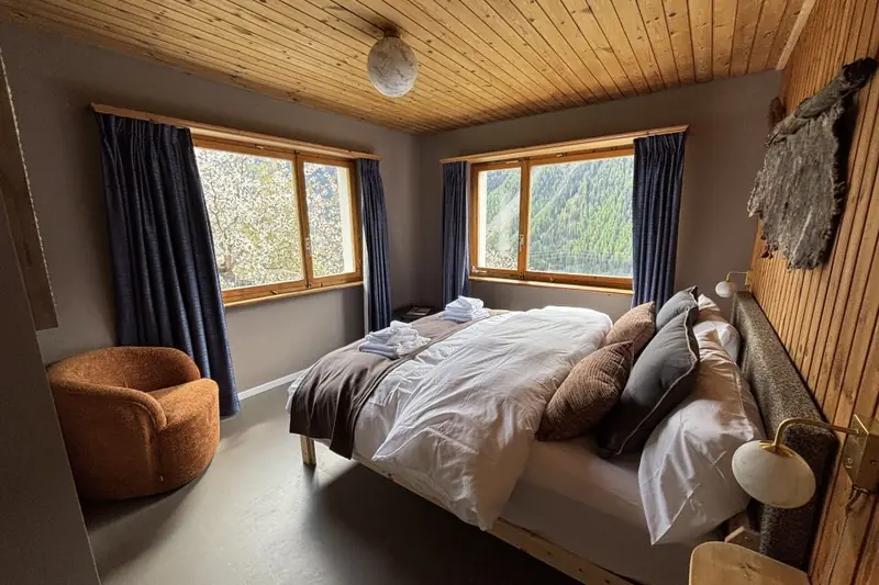 The Lauterbrunnen room: a spacious family room with two separate bedrooms.