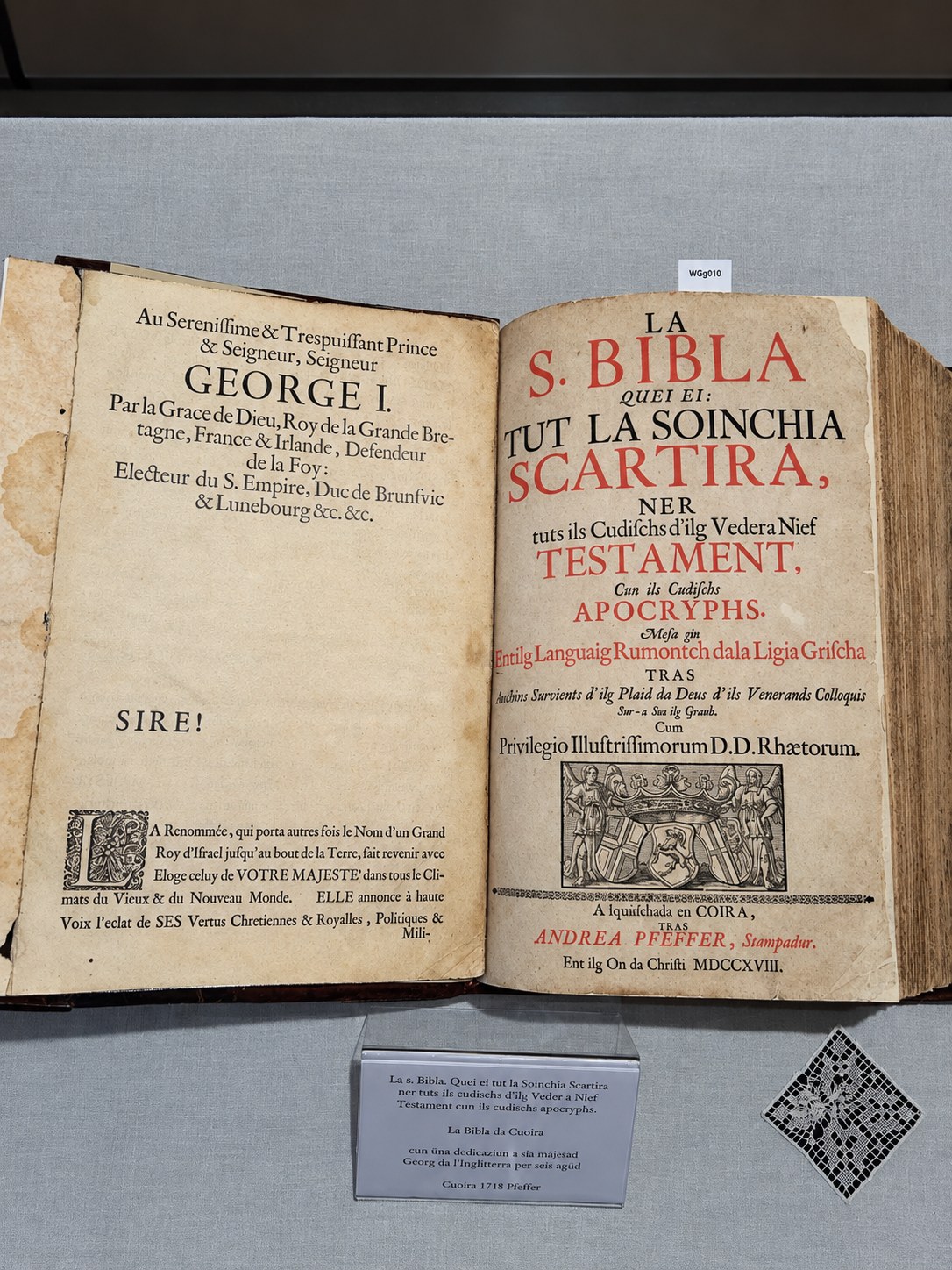 Oude opengeslagen bijbel in Museum Stamparia