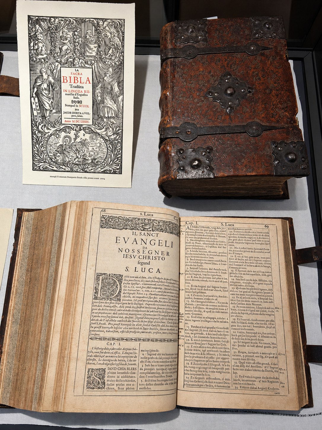 Historische boeken en een versierde boekband