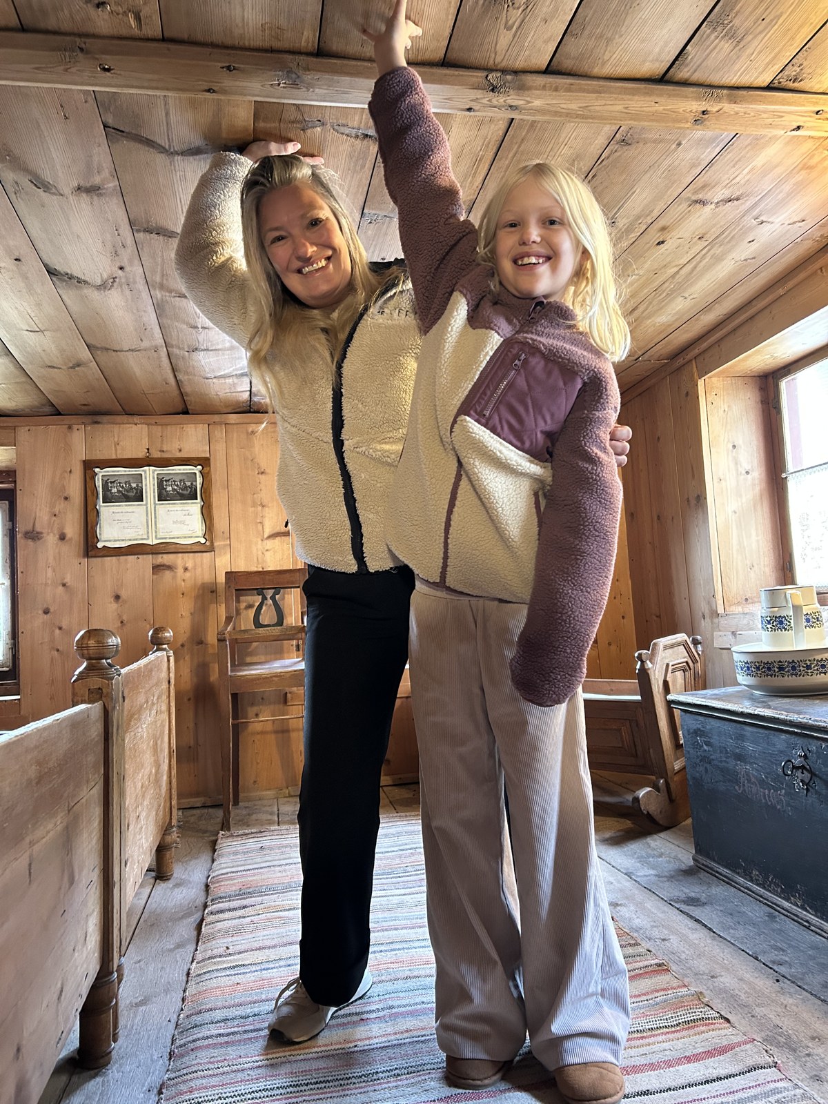 Ilona en Luna laten zien hoe laag het plafond in het oude Engadiner huis is