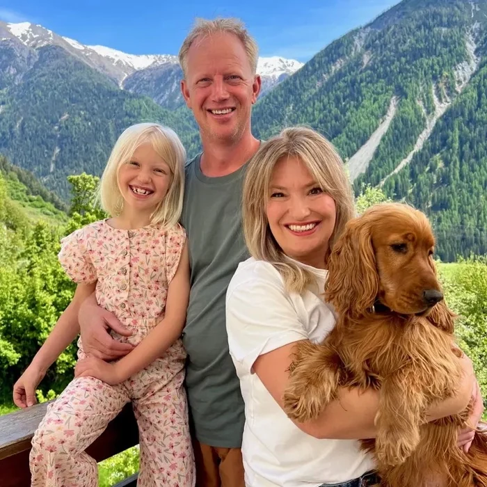 John, Ilona, Luna and Tommy on the terrace, with the mountains in the background.