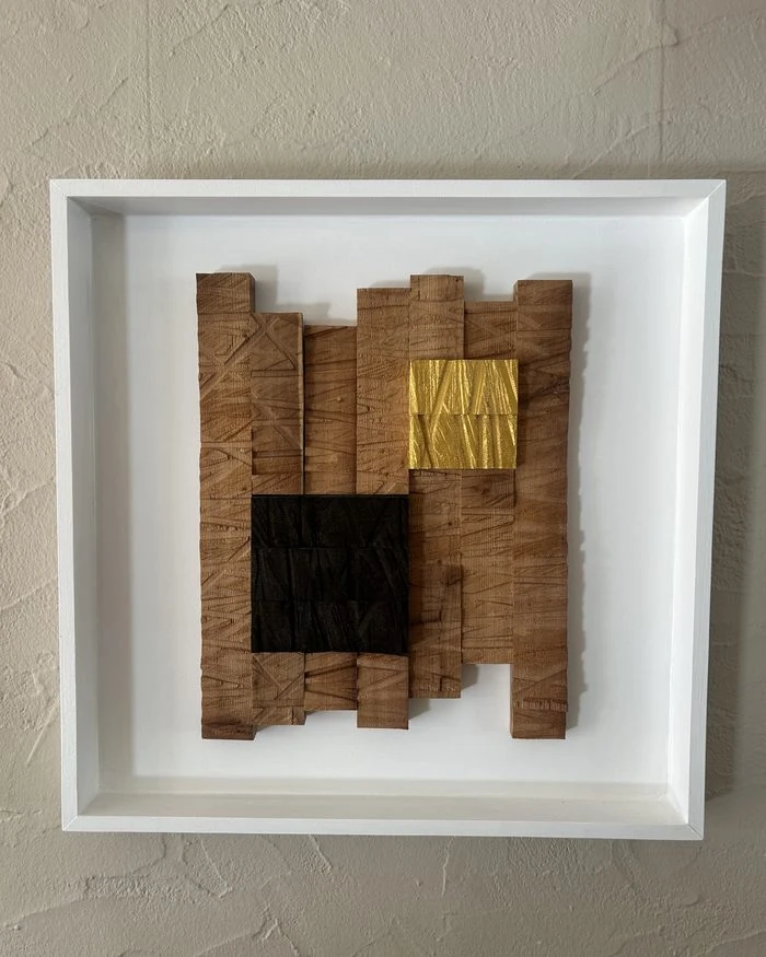Linium: licht ruw hout met ingekraste lijnen, met een vlak in bladgoud en een verbrand zwart vlak, in een diepe witte lijst.