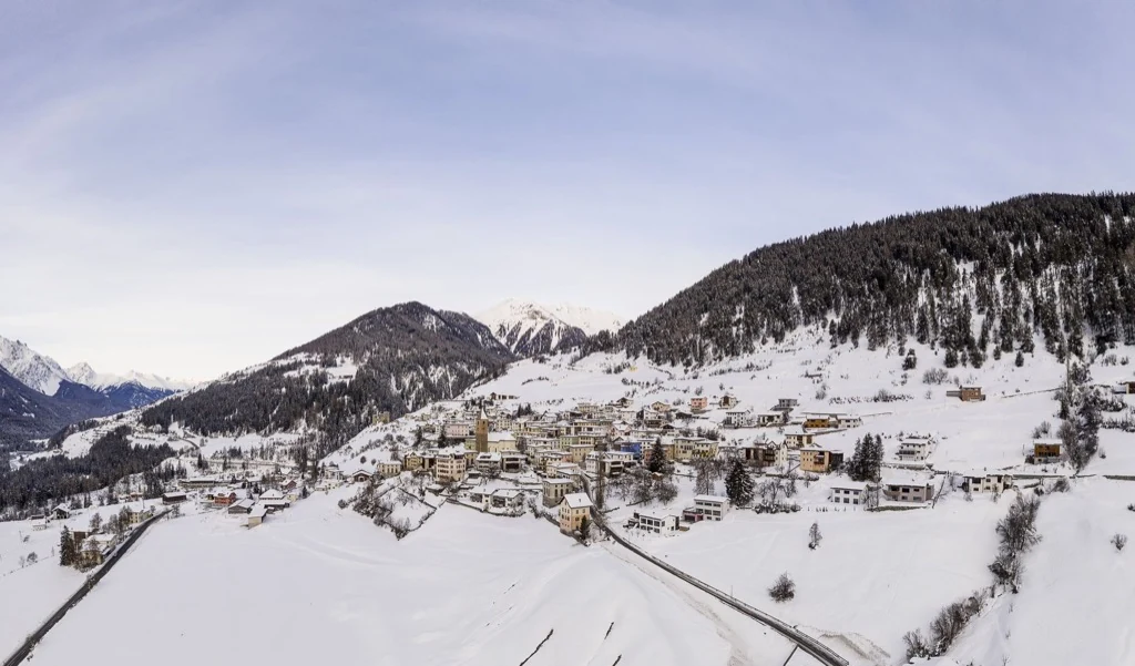 Ramosch unter Schnee, aus der Luft über das Tal gesehen